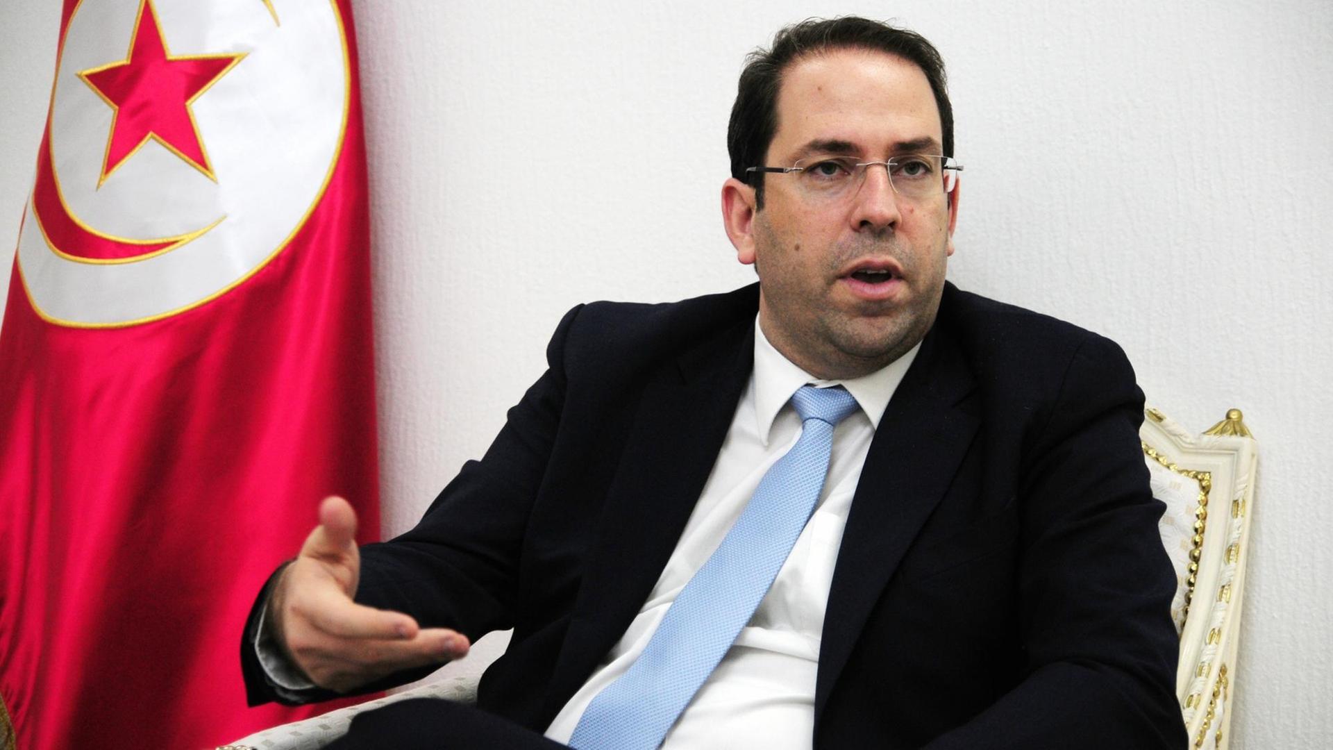 Tunesiens Premierminister Youssef Chahed spricht am 30.12.2016 in Tunis (Tunesien) mit Journalisten. Tunesiens Premierminister Youssef Chahed spricht am 30.12.2016 in Tunis (Tunesien) mit Journalisten.