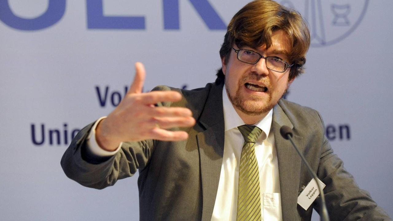 Die Vollkonferenz der Union Evangelischer Kirchen (UEK) trat am Freitag (02.11.2012) im Ostseebad Timmendorfer Strand zu ihrer Jahrestagung zusammen. Foto: Der Tübinger Theologieprofessor Volker Leppin hielt ein Referat zum Schwerpunktthema Die Zukunft der Reformation - 450 Jahre Heidelberger Katechismus . Die UEK ist die Gemeinschaft von Kirchen unierten, reformierten und lutherischen Bekenntnisses innerhalb der Evangelischen Kirche in Deutschland (EKD). Ihnen gehören rund zwölf Millionen Protestanten an. Die zwölf Mitgliedskirchen sind: Anhalt, Baden, Berlin-Brandenburg-schlesische Oberlausitz, Bremen, Hessen-Nassau, Kurhessen-Waldeck, Lippe, Pfalz, Ev.-reformierte Kirche, Rheinland, Mitteldeutschland, Westfalen. Neben der UEK gibt es innerhalb der EKD weiterhin die Vereinigte Evangelisch-Lutherische Kirche Deutschlands (VELKD). Der VELKD gehören sieben Landeskirchen mit insgesamt rund zehn Millionen evangelischen Christen an. DER ABDRUCK DES EPD-FOTOS IST HONORARPFLICHTIG! Prof. Volker Leppin bei Vollkonferenz der Union Evangelischer Kirchen (UEK) z02 xsp x0x 2012 quer evangelische_Kirche personen Religionen synode theologie 59695493 Date 02 11 2012 Copyright Imago epd the the Union Protestant Churches Trat at Friday 02 11 2012 in Baltic Sea Clearwater Beach to their Annual meeting together Photo the Tübingen Theology professor Volker Leppin held a Unit to the Future the Reformation 450 Years Heidelberger Catechism the is the Community from Churches Reformed and Lutheran Commitment within the Protestant Church in Germany EKD them belong Around Twelve Million Protestants to the Twelve are Anhalt bath Berlin Brandenburg Silesian Oberlausitz Bremen Hesse Nassau Kurhessen Waldeck Lip Palatinate eV Reformed Church Rhineland German Central country Westphalia next to the gives it within the EKD Furthermore the United Protestant Lutheran Church Germany VELKD the VELKD belong Seven Country churches with a whole Around ten Million Protestant Christians to the Imprint the epd Photos is Prof Volker Leppin at the Union Protestant Churches xsp x0x 2012 horizontal People Religions Synod Theology Die Vollkonferenz der Union Evangelischer Kirchen (UEK) trat am Freitag (02.11.2012) im Ostseebad Timmendorfer Strand zu ihrer Jahrestagung zusammen. Foto: Der Tübinger Theologieprofessor Volker Leppin hielt ein Referat zum Schwerpunktthema Die Zukunft der Reformation - 450 Jahre Heidelberger Katechismus . Die UEK ist die Gemeinschaft von Kirchen unierten, reformierten und lutherischen Bekenntnisses innerhalb der Evangelischen Kirche in Deutschland (EKD). Ihnen gehören rund zwölf Millionen Protestanten an. Die zwölf Mitgliedskirchen sind: Anhalt, Baden, Berlin-Brandenburg-schlesische Oberlausitz, Bremen, Hessen-Nassau, Kurhessen-Waldeck, Lippe, Pfalz, Ev.-reformierte Kirche, Rheinland, Mitteldeutschland, Westfalen. Neben der UEK gibt es innerhalb der EKD weiterhin die Vereinigte Evangelisch-Lutherische Kirche Deutschlands (VELKD). Der VELKD gehören sieben Landeskirchen mit insgesamt rund zehn Millionen evangelischen Christen an. DER ABDRUCK DES EPD-FOTOS IST HONORARPFLICHTIG! Prof. Volker Leppin bei Vollkonferenz der Union Evangelischer Kirchen (UEK) z02 xsp x0x 2012 quer evangelische_Kirche personen Religionen synode theologie 59695493 Date 02 11 2012 Copyright Imago epd the the Union Protestant Churches Trat at Friday 02 11 2012 in Baltic Sea Clearwater Beach to their Annual meeting together Photo the Tübingen Theology professor Volker Leppin held a Unit to the Future the Reformation 450 Years Heidelberger Catechism the is the Community from Churches Reformed and Lutheran Commitment within the Protestant Church in Germany EKD them belong Around Twelve Million Protestants to the Twelve are Anhalt bath Berlin Brandenburg Silesian Oberlausitz Bremen Hesse Nassau Kurhessen Waldeck Lip Palatinate eV Reformed Church Rhineland German Central country Westphalia next to the gives it within the EKD Furthermore the United Protestant Lutheran Church Germany VELKD the VELKD belong Seven Country churches with a whole Around ten Million Protestant Christians to the Imprint the epd Photos is Prof Volker Leppin at the Union Protestant Churches xsp x0x 2012 horizontal People Religions Synod Theology