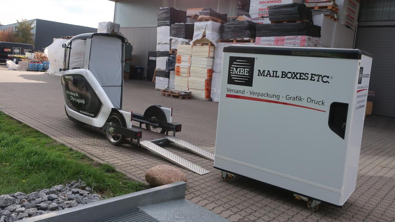Ein Lastenrad wird beladen. Ein Lastenrad wird beladen.
