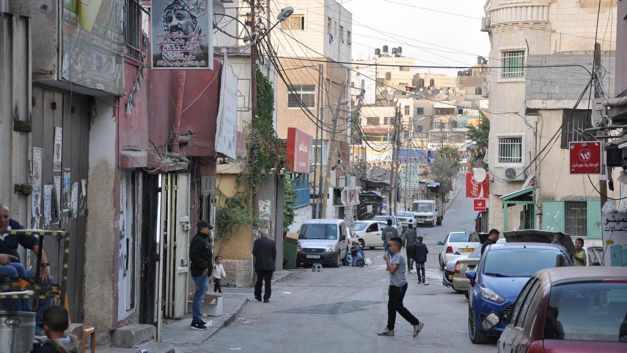 Al-Amari ist ein Flüchtlingslager für Palästinenser, das sich zur Stadt entwickelt hat. Straßen und marode Häuser sind zu sehen. Al-Amari ist ein Flüchtlingslager für Palästinenser, das sich zur Stadt entwickelt hat. Straßen und marode Häuser sind zu sehen.