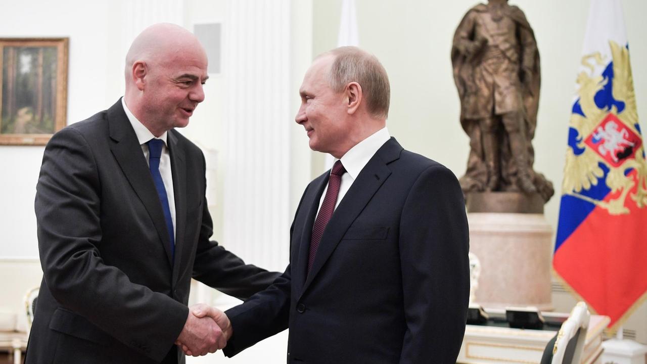 FIFA-Präsident Gianni Infantino und der russische Präsident Wladimir Putin schütteln sich im Kreml die Hände FIFA-Präsident Gianni Infantino und der russische Präsident Wladimir Putin schütteln sich im Kreml die Hände