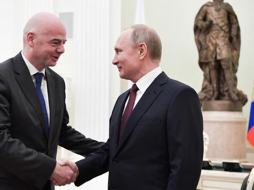 FIFA-Präsident Gianni Infantino und der russische Präsident Wladimir Putin schütteln sich im Kreml die Hände FIFA-Präsident Gianni Infantino und der russische Präsident Wladimir Putin schütteln sich im Kreml die Hände