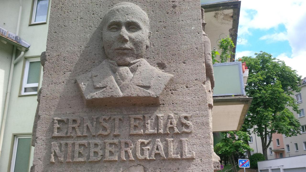 Das Ernst-Niebergall-Denkmal in Darmstadt Das Ernst-Niebergall-Denkmal in Darmstadt