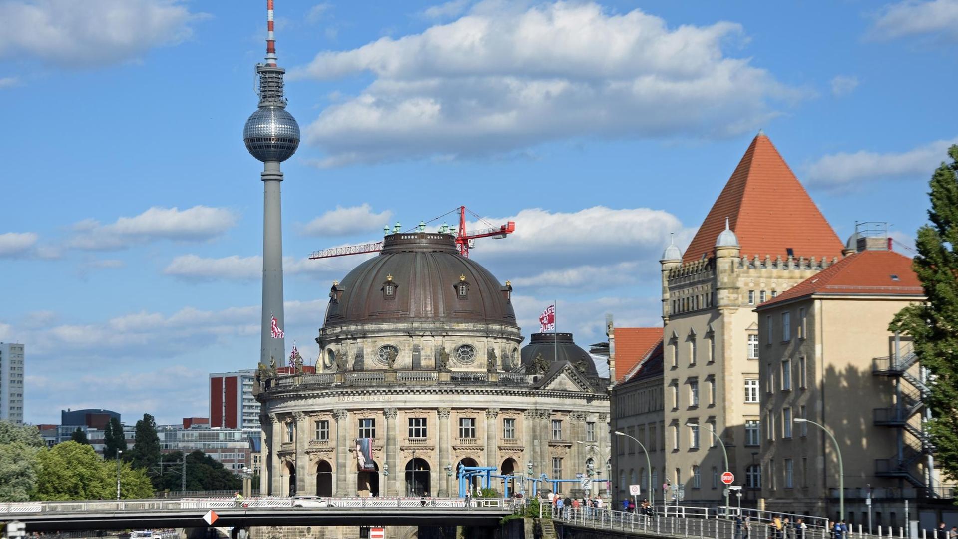 Blick die Spree in Berlin entlang in Richtung Bodemuseum und Fernsehturm.