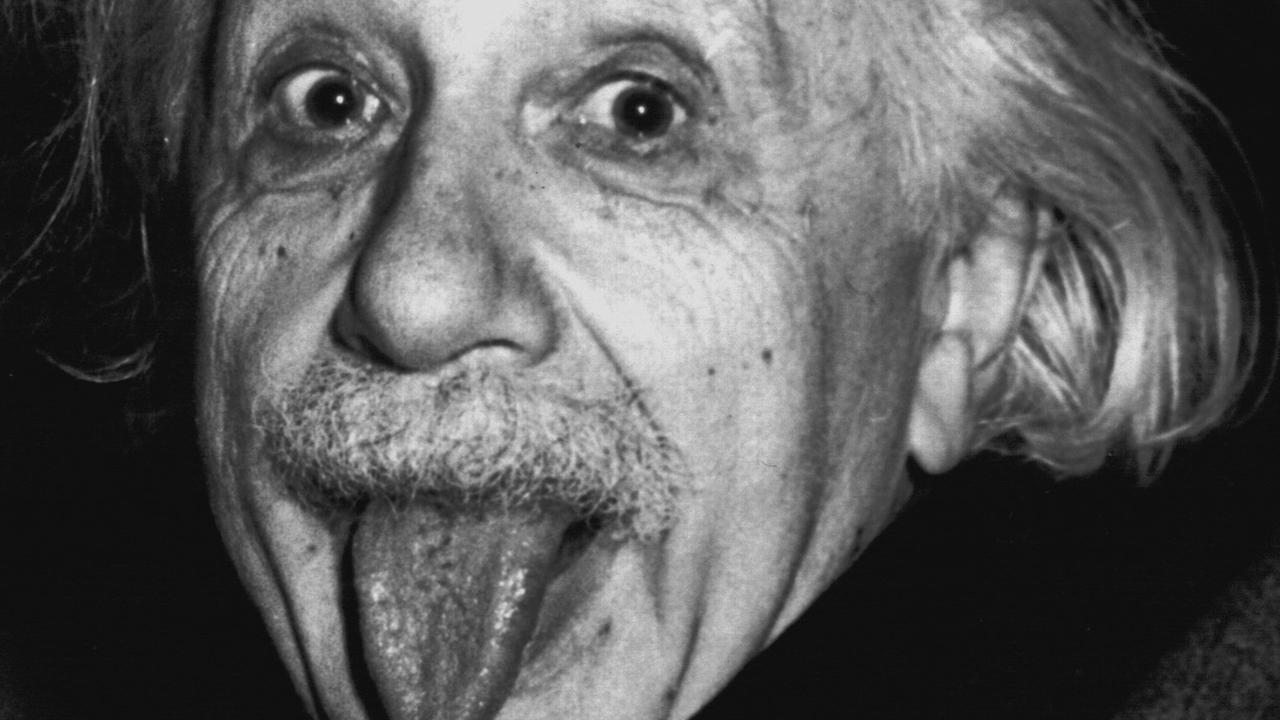 Der Physiker Albert Einstein streckt am 14.03.1951, an seinem 72. Geburtstag, die Zunge heraus. Der Physiker Albert Einstein streckt am 14.03.1951, an seinem 72. Geburtstag, die Zunge heraus.
