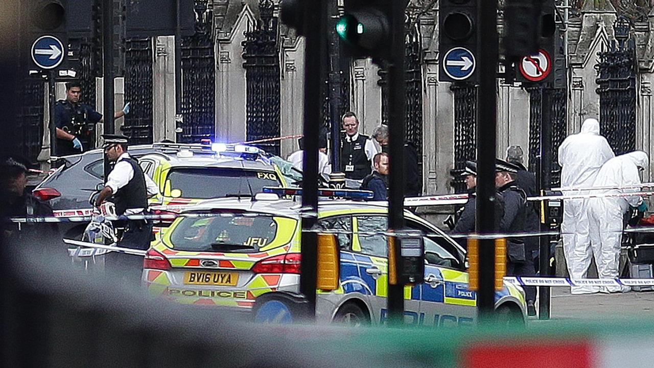 Sicherheitskräfte und Forensiker vor dem Parlament in London. Sicherheitskräfte und Forensiker vor dem Parlament in London.