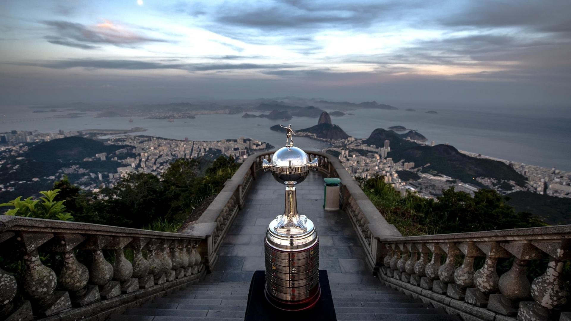 Der Pokal "thront" über Rio