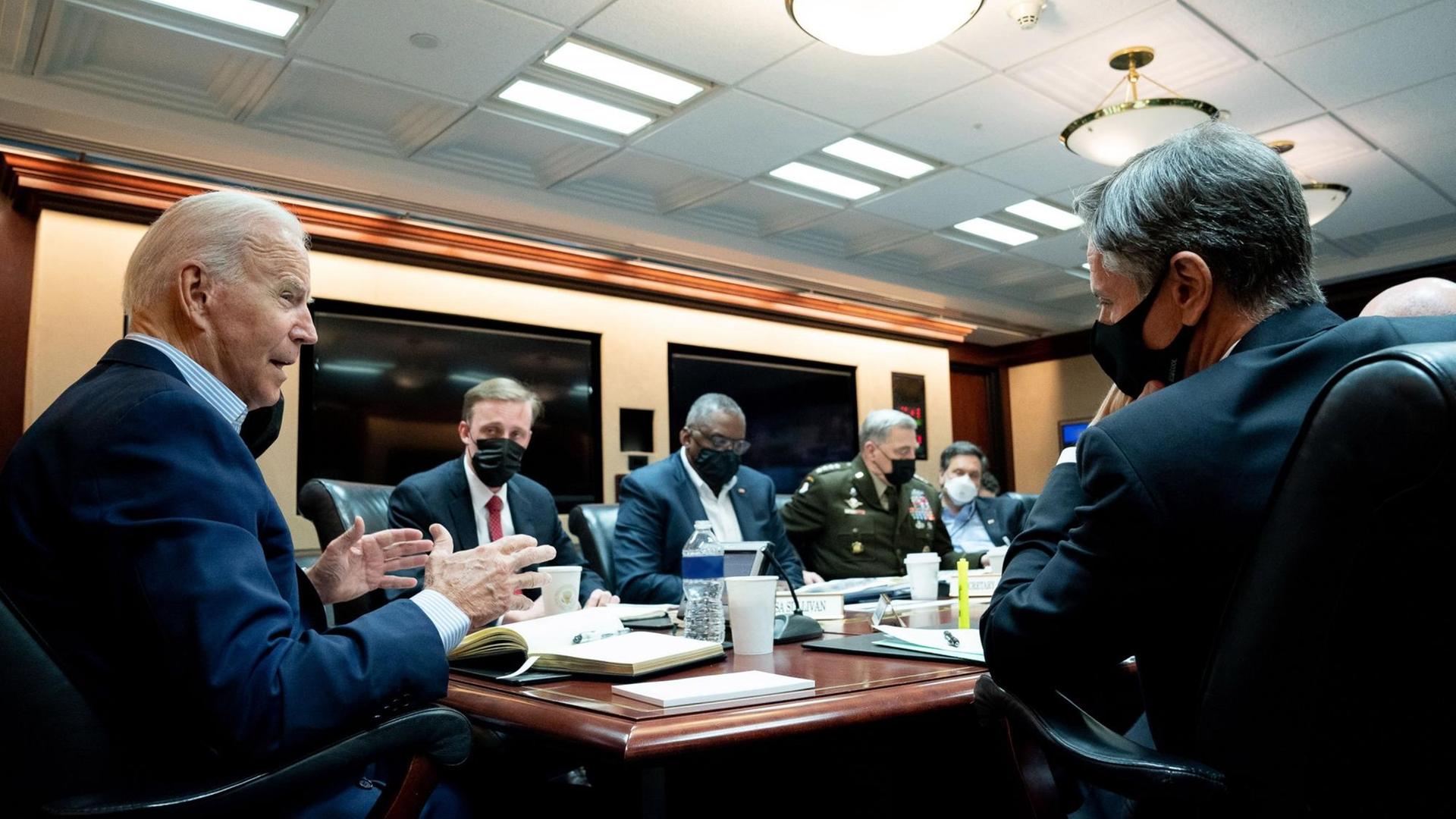 US-Präsident Joe Biden bei einem Briefing zu Afghanistan mit dem Team für Innere Sicherheit am 22. August 2021 US-Präsident Joe Biden bei einem Briefing zu Afghanistan mit dem Team für Innere Sicherheit am 22. August 2021