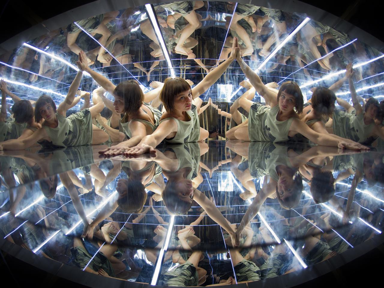 Die Dresdner Künstlerin Johanna Roggan bewegt sich am 11.11.2013 in einer komplett verspiegelten 2,60 x 1,00 x 0,60 Meter Kiste in der Performance-Installation "EmotiCam" im Rahmen der Pressekonferenz des 17. CYNETART-Festival 2013.