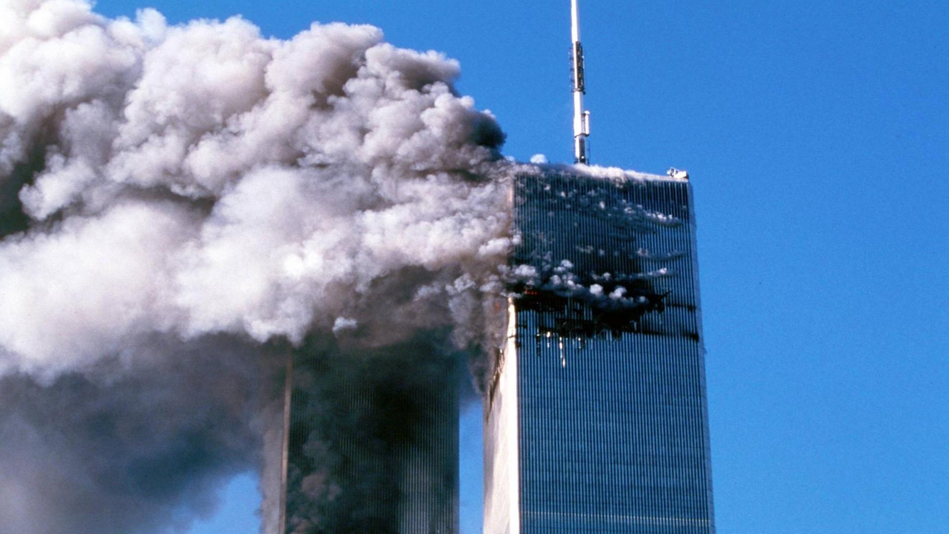 Brennenden Türme des World Trade Centers nach den Anschlägen vom 11. September 2001 in New York Brennenden Türme des World Trade Centers nach den Anschlägen vom 11. September 2001 in New York