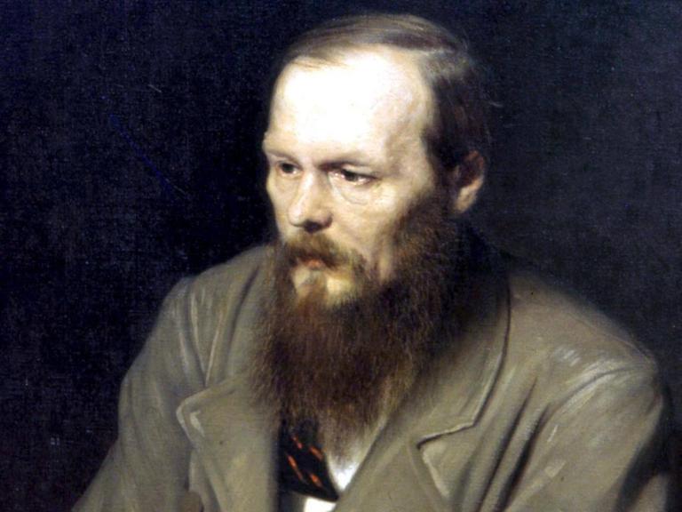 Ein Farbgemälde von Fjodor Dostojewski auf einem Stuhl