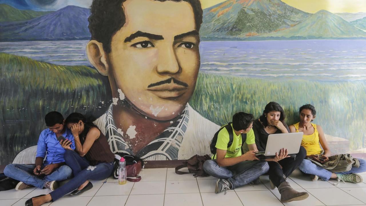 Wandmalerei in Nicaragua mit dem Guerilla-Kämpfer der Sandinisten, Rigoberto Lopez Perez