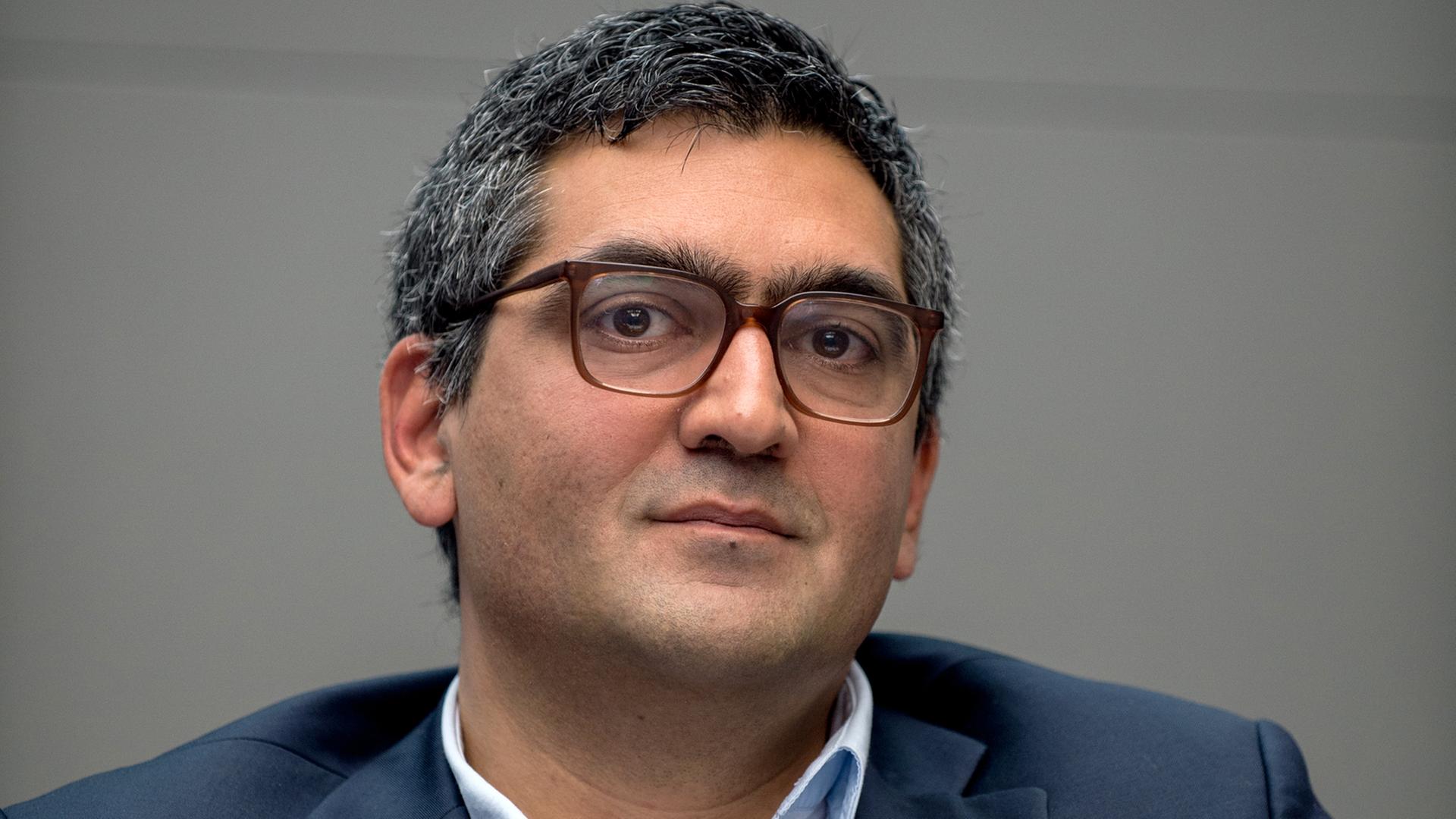 Farhad Dilmaghani, DeutschePlus-Gründer, aufgenommen auf einer Pressekonferenz der Initiative 2015 in Berlin