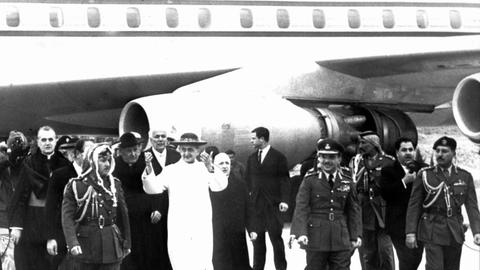 Papst Paul VI. nach seiner Ankunft auf dem Flughafen von Amman. Links neben dem Heiligen Vater König Hussein von Jordanien. Zum ersten Mal seit Petrus befindet sich ein Oberhaupt der Katholischen Kirche im Heiligen Land. Papst Paul VI. ist am 4. Januar 1964 zu einer dreitägigen Pilgerreise auf dem Flughafen von Amman (Jordanien) eingetroffen. Nach der Begrüßungszeremonie begann er seine Fahrt durch das Heilige Land (Jordanien und Israel). In mehreren Ansprachen betonte der Papst den ausschließlich religiösen Charakter seiner Reise und kündigte an, er werde an den Heiligen Stätten für den Frieden beten.