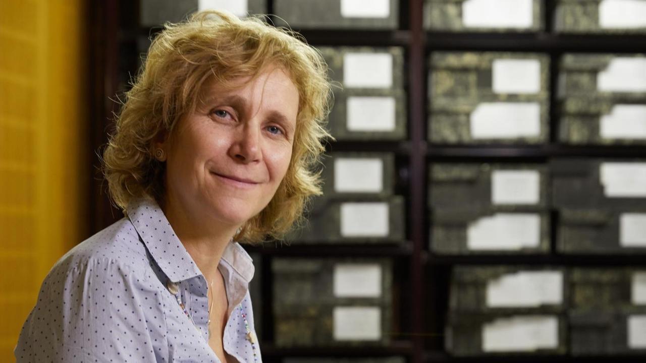Jutta Koslowski an einem Schreibtisch in der Berliner Staatsbibliothek, hinter ihr an der Wand sind Archivkästen gestapelt. Jutta Koslowski an einem Schreibtisch in der Berliner Staatsbibliothek, hinter ihr an der Wand sind Archivkästen gestapelt.