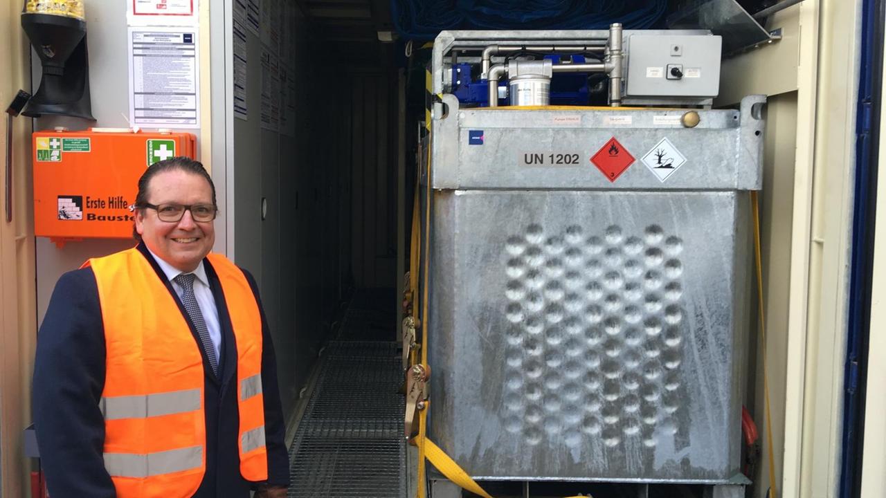 Mark Keske vor Container 1 Mark Keske vor Container 1