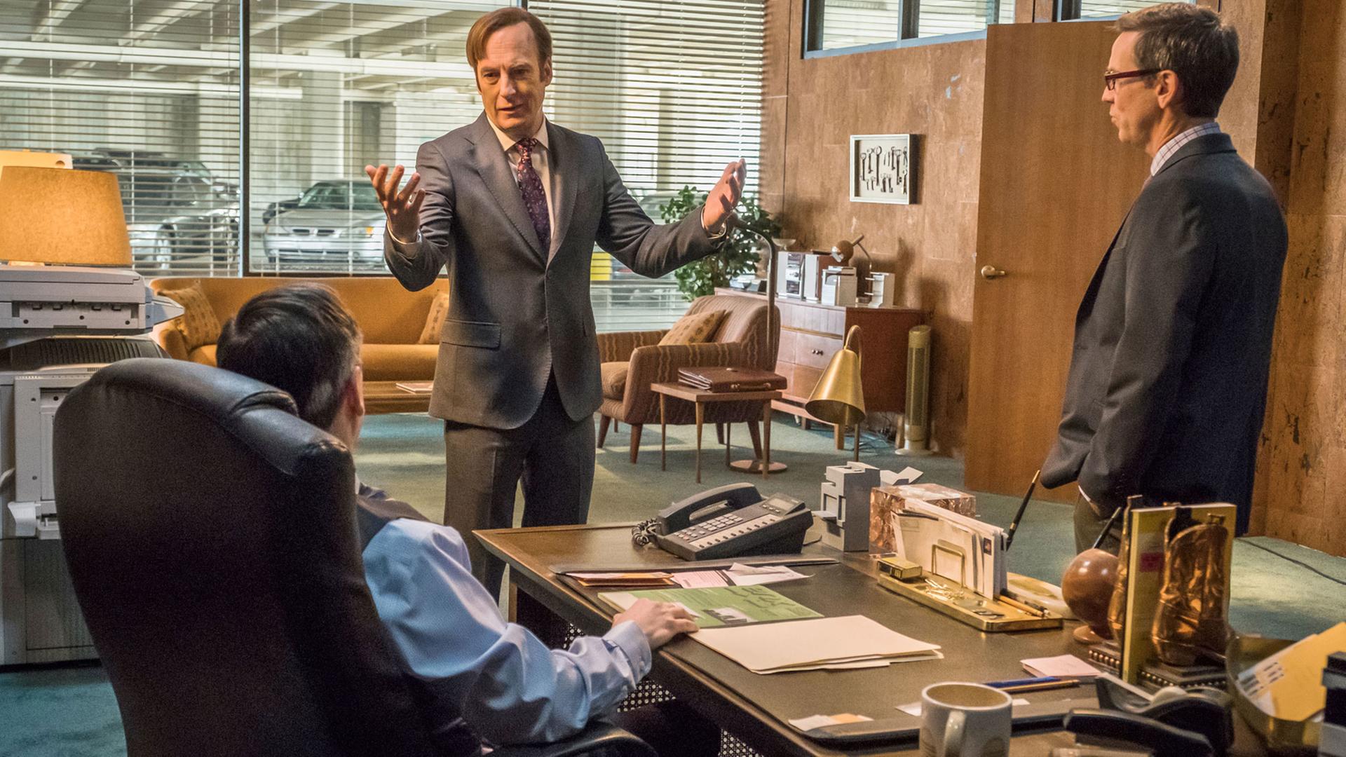 Die Schauspieler Bob Odenkirk (m), Andrew Friedman, Michel Naughton in einer Folge der Serie "Better call Saul". Die Schauspieler Bob Odenkirk (m), Andrew Friedman, Michel Naughton in einer Folge der Serie "Better call Saul".