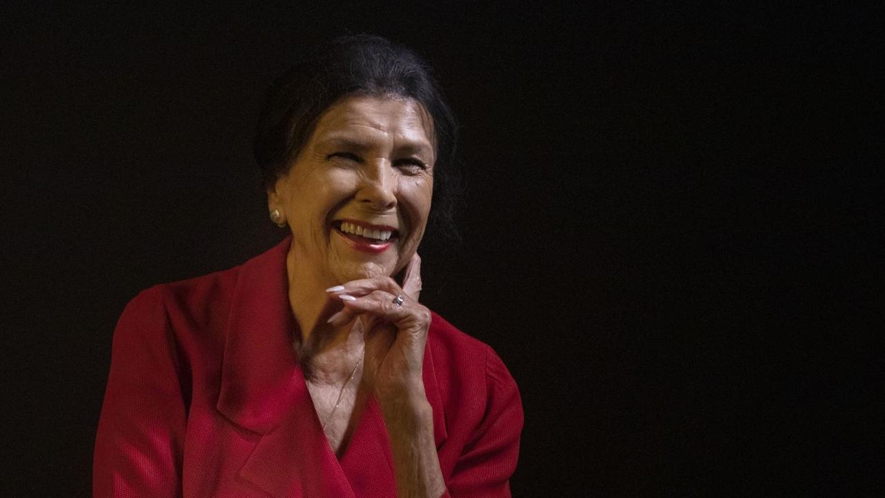 Porträtaufnahme der Filmemacherin Alanis Obomsawin in einem roten Kleid. Porträtaufnahme der Filmemacherin Alanis Obomsawin in einem roten Kleid.