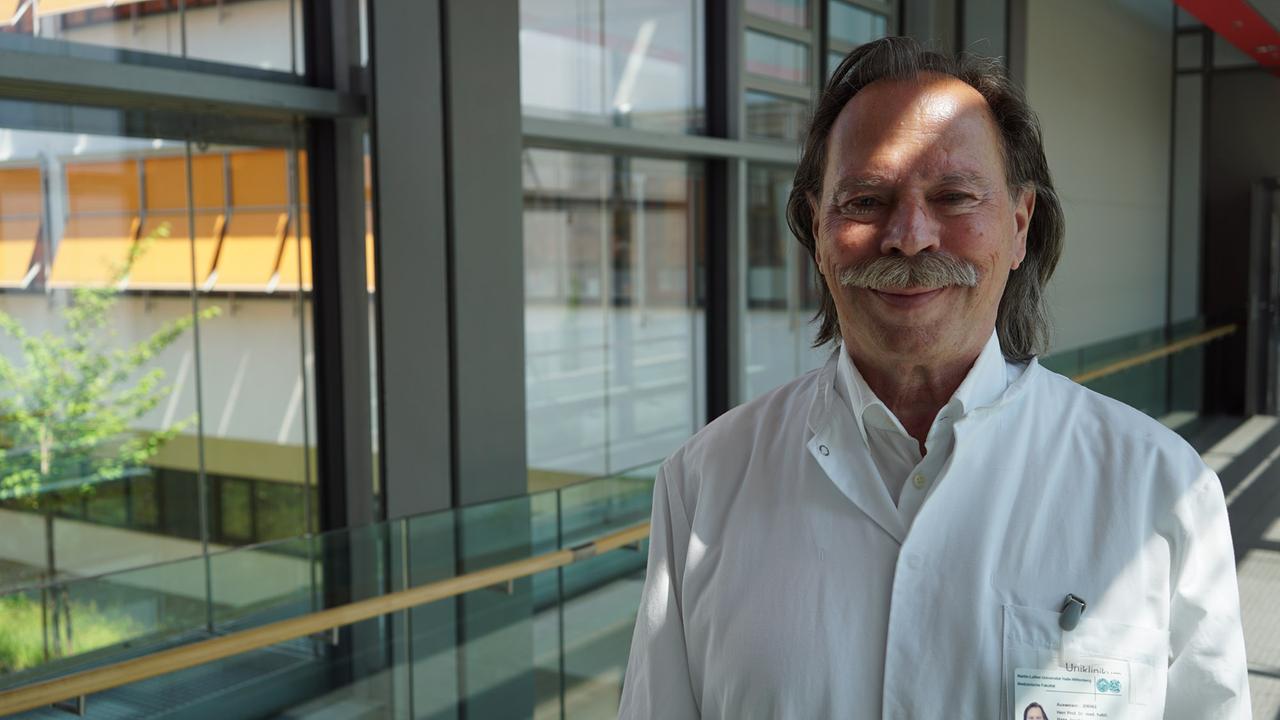Hans-Joachim Schmoll, Krebsmediziner am Universitätsklinikum Halle. Er hat Simone Pareigis bei ihrer Akte beraten. Hans-Joachim Schmoll, Krebsmediziner am Universitätsklinikum Halle. Er hat Simone Pareigis bei ihrer Akte beraten.