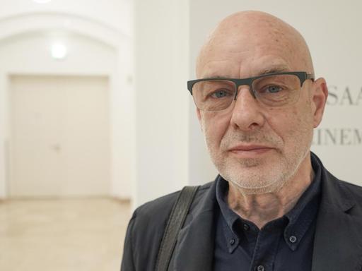 Der Musiker und Klangkünstler Brian Eno bei der Vorstellung der Installation "Empty Formalism" im Martin-Gropius-Bau.