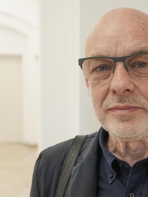 Der Musiker und Klangkünstler Brian Eno bei der Vorstellung der Installation "Empty Formalism" im Martin-Gropius-Bau.