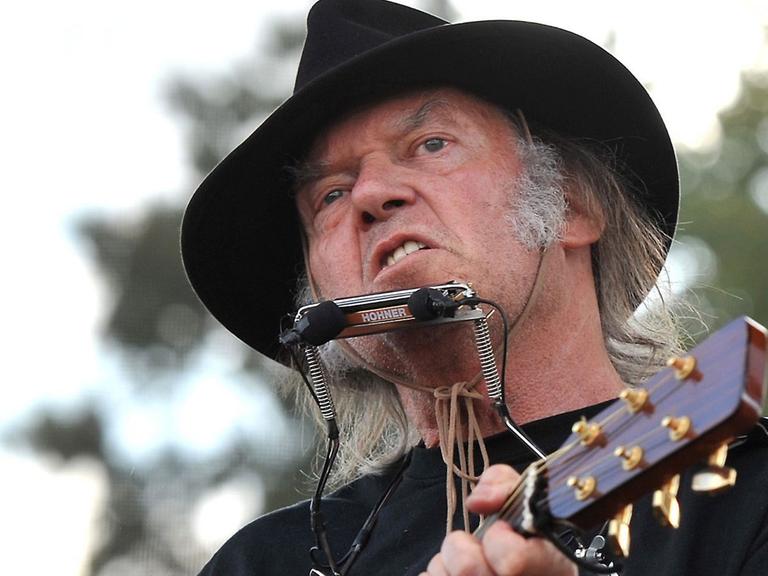Der kanadische Musiker Neil Young bei einem Freiluftkonzert in Nebraska.