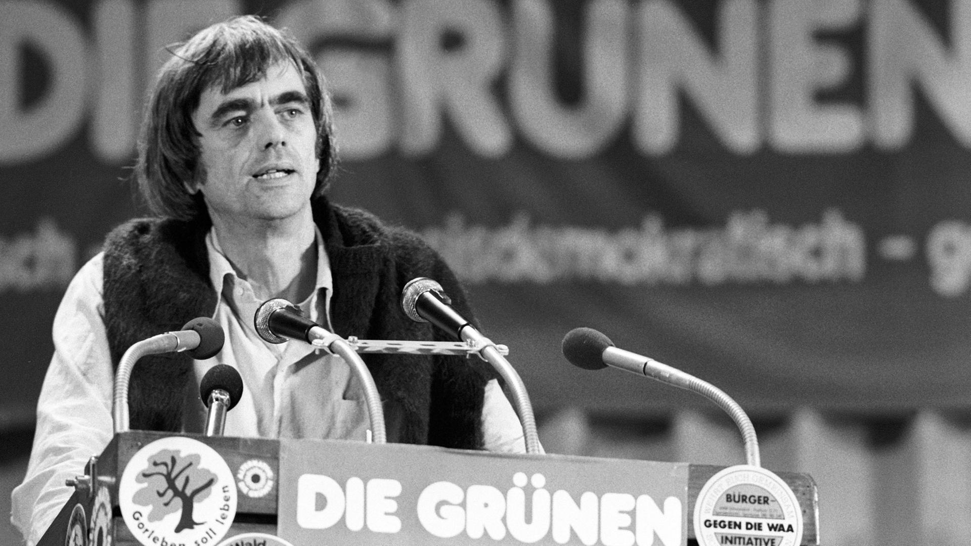 Hans-Christian Ströbele während einer Bundesversammlung der Grünen in den 80er-Jahren. Hans-Christian Ströbele während einer Bundesversammlung der Grünen in den 80er-Jahren.