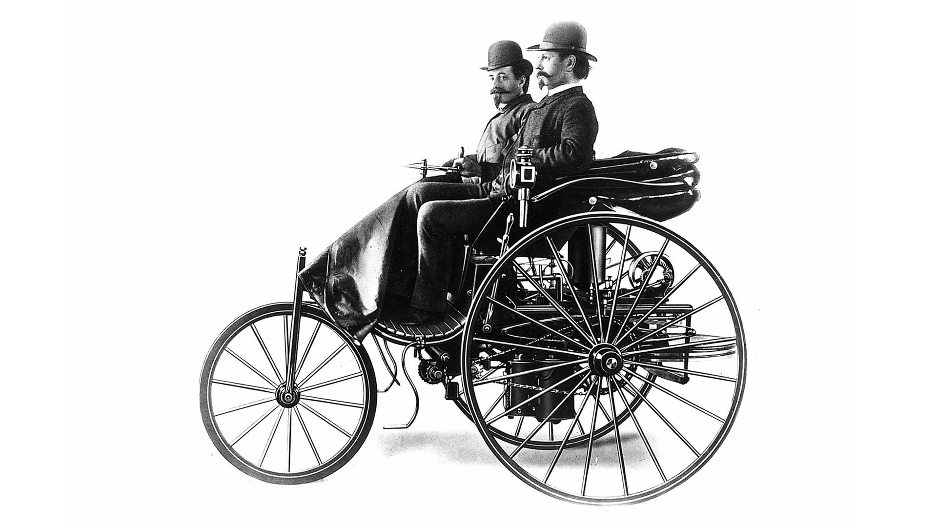 Historische Fotografie: Der Erfinder des Automobils, Carl Benz in seinem dreirädrigen Vehikel mit Verbrennungsmotor aus dem Jahr 1886 Historische Fotografie: Der Erfinder des Automobils, Carl Benz in seinem dreirädrigen Vehikel mit Verbrennungsmotor aus dem Jahr 1886