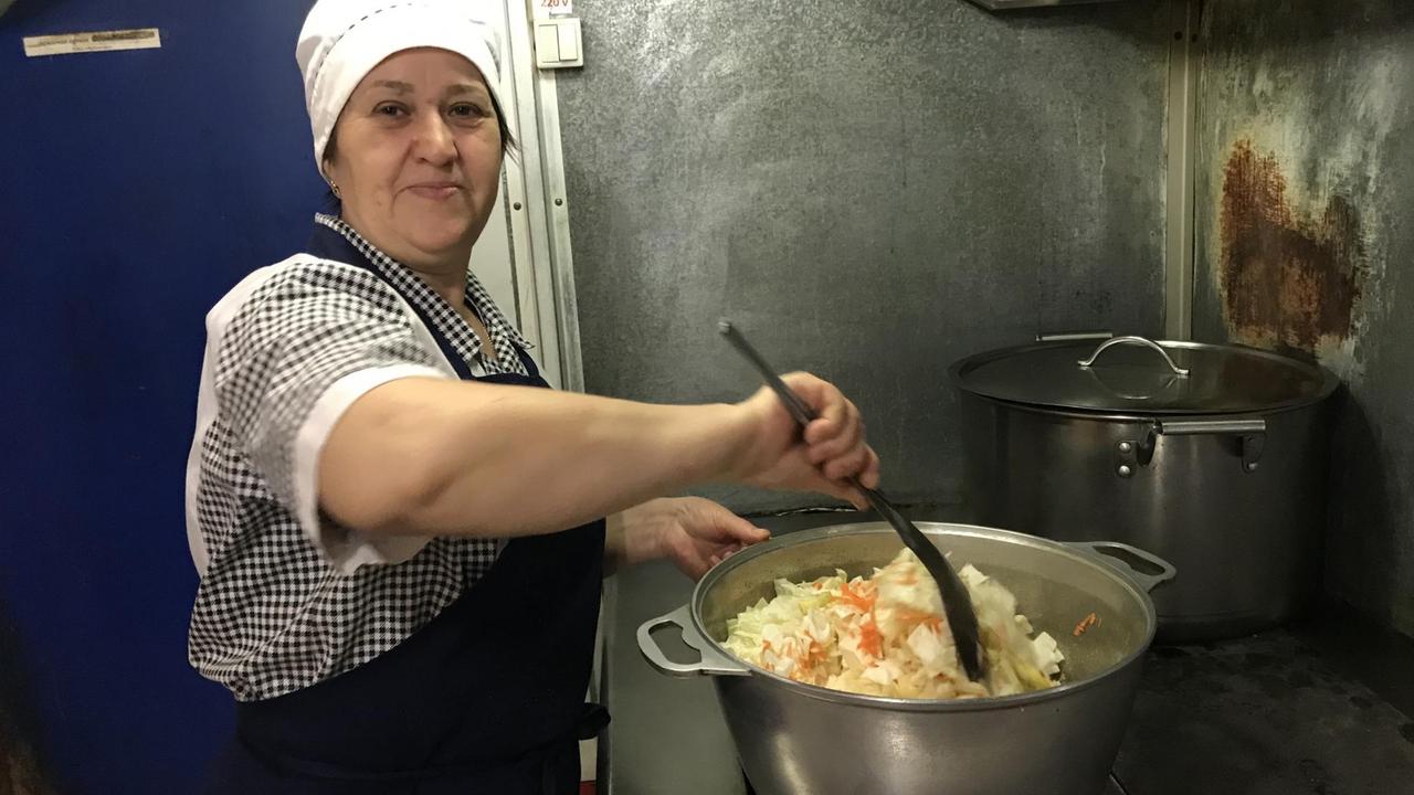 Köchin mit Kohltopf Köchin mit Kohltopf