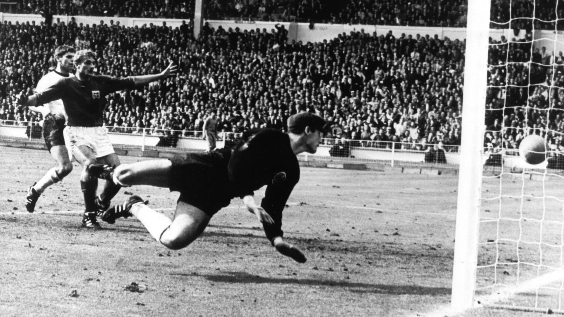 Das umstrittene Tor des englischen Stürmers Geoff Hurst (nicht im Bild) im Finale Deutschland gegen England bei der Fußball-WM 1966 am 30. Juli im Londoner Wembley-Stadion. Das umstrittene Tor des englischen Stürmers Geoff Hurst (nicht im Bild) im Finale Deutschland gegen England bei der Fußball-WM 1966 am 30. Juli im Londoner Wembley-Stadion.