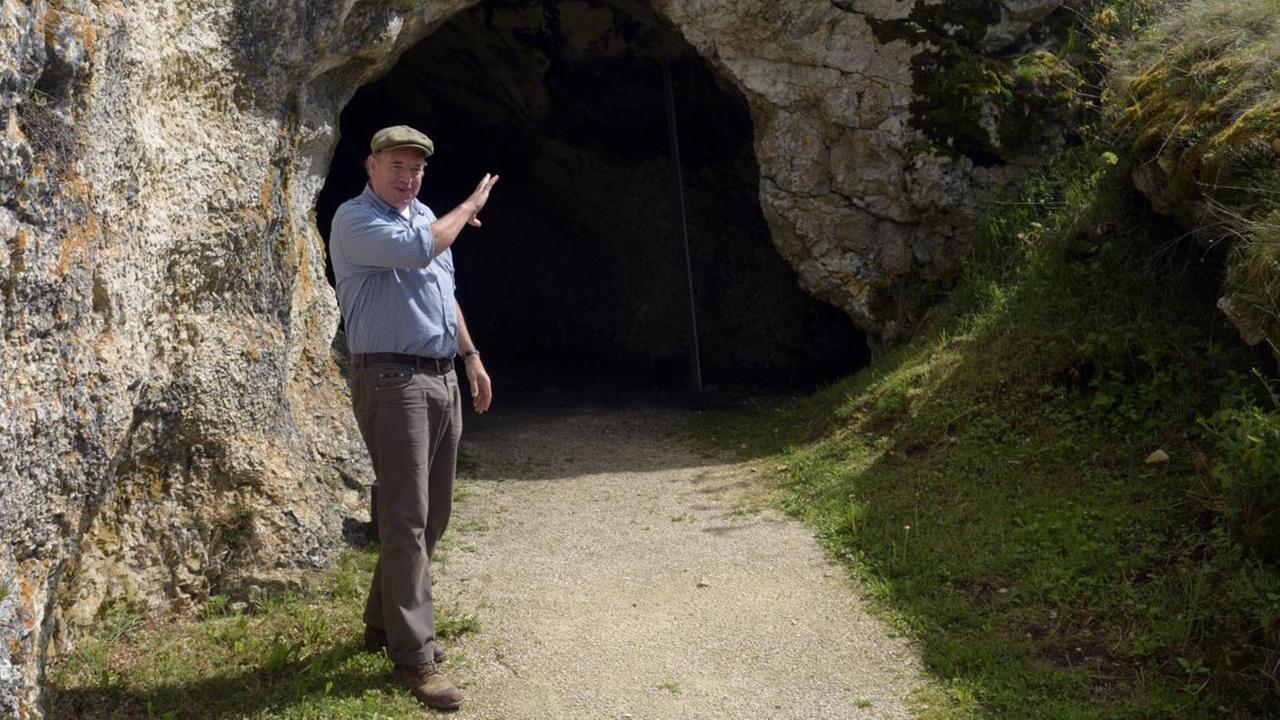 Der Archäologe Nicholas Conard steht am 20.05.2017 bei Niederstotzingen (Baden-Württemberg) vor der Höhle "Vogelherd". Der Archäologe Nicholas Conard steht am 20.05.2017 bei Niederstotzingen (Baden-Württemberg) vor der Höhle "Vogelherd".
