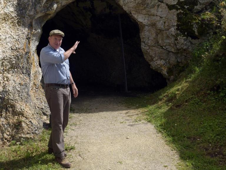 Der Archäologe Nicholas Conard steht am 20.05.2017 bei Niederstotzingen (Baden-Württemberg) vor der Höhle "Vogelherd".