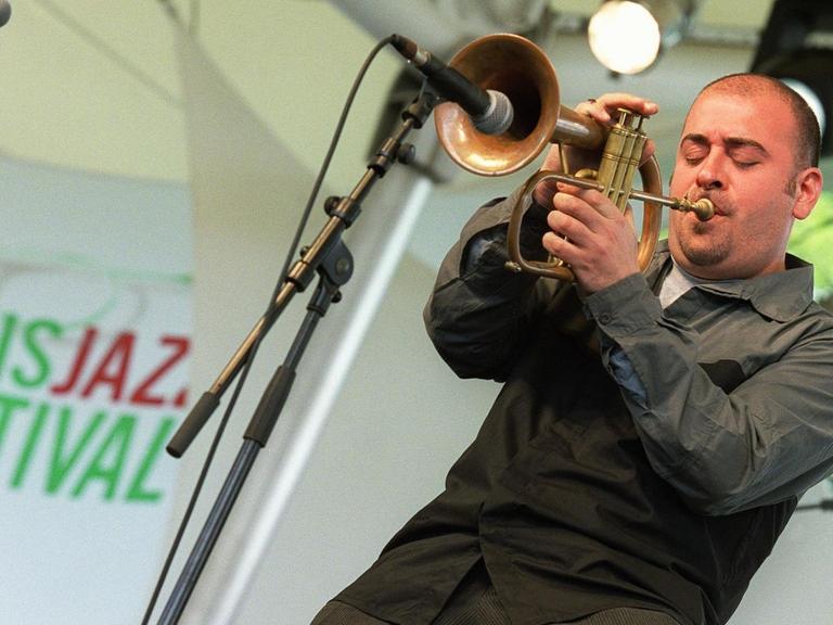 Der Musiker Stéphane Belmondo im Jahre 2002 beim Jazz-Festival in Paris.