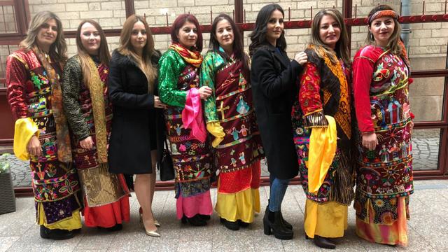 Die Frauen des Chores "Sonne der Aramäer" in Köln in traditionellen Gewändern