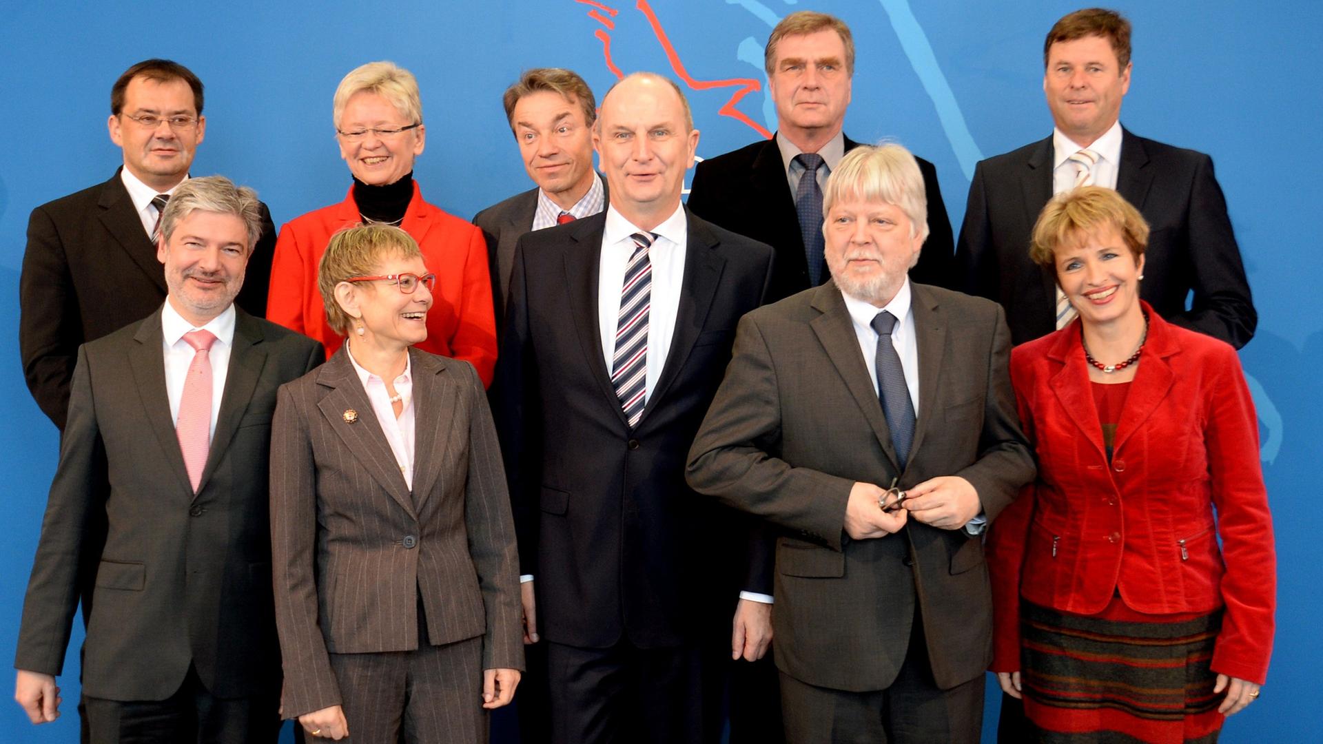 Der brandenburgische Ministerpräsident Dietmar Woidke (SPD, m.) und seine Minister Der brandenburgische Ministerpräsident Dietmar Woidke (SPD, m.) und seine Minister