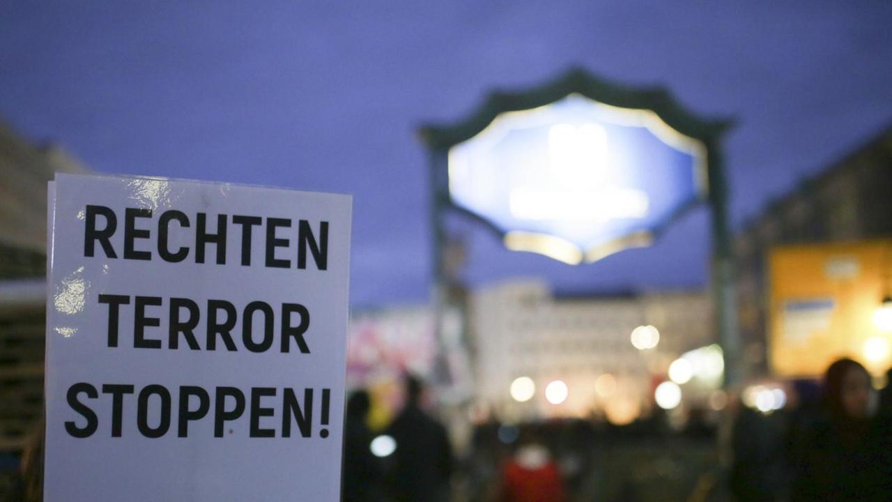 Ein Demonstrationszug zieht in Gedenken an die Opfer vom rechtsextremen Anschlag in Hanau vom Hermannplatz zum Rathaus Neukölln, auf einem Schild steht: "Rechten Terror stoppen!", aufgenommen am 20.02.2020 in Berlin. Ein Demonstrationszug zieht in Gedenken an die Opfer vom rechtsextremen Anschlag in Hanau vom Hermannplatz zum Rathaus Neukölln, auf einem Schild steht: "Rechten Terror stoppen!", aufgenommen am 20.02.2020 in Berlin.