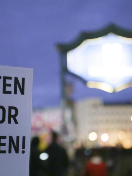 Ein Demonstrationszug zieht in Gedenken an die Opfer vom rechtsextremen Anschlag in Hanau vom Hermannplatz zum Rathaus Neukölln, auf einem Schild steht: "Rechten Terror stoppen!", aufgenommen am 20.02.2020 in Berlin.