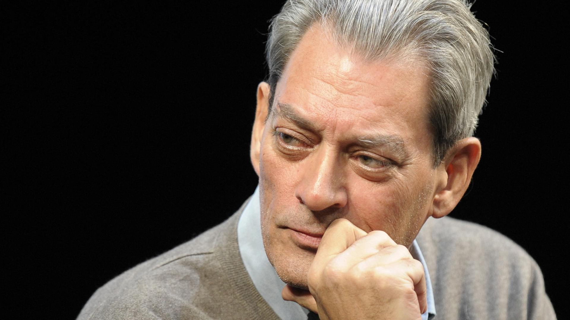 Der US-Schriftsteller Paul Auster, aufgenommen am Montag (29.09.2008) zum Beginn seiner Lesung am Berliner Ensemble (BE) in Berlin. Auster las aus seinem neuen Roman "Mann im Dunkel", der am 1. Oktober 2008 in die Buchläden kommt. Foto: Soeren Stache dpa/lbn +++(c) dpa - Report+++ Der US-Schriftsteller Paul Auster, aufgenommen am Montag (29.09.2008) zum Beginn seiner Lesung am Berliner Ensemble (BE) in Berlin. Auster las aus seinem neuen Roman "Mann im Dunkel", der am 1. Oktober 2008 in die Buchläden kommt. Foto: Soeren Stache dpa/lbn +++(c) dpa - Report+++