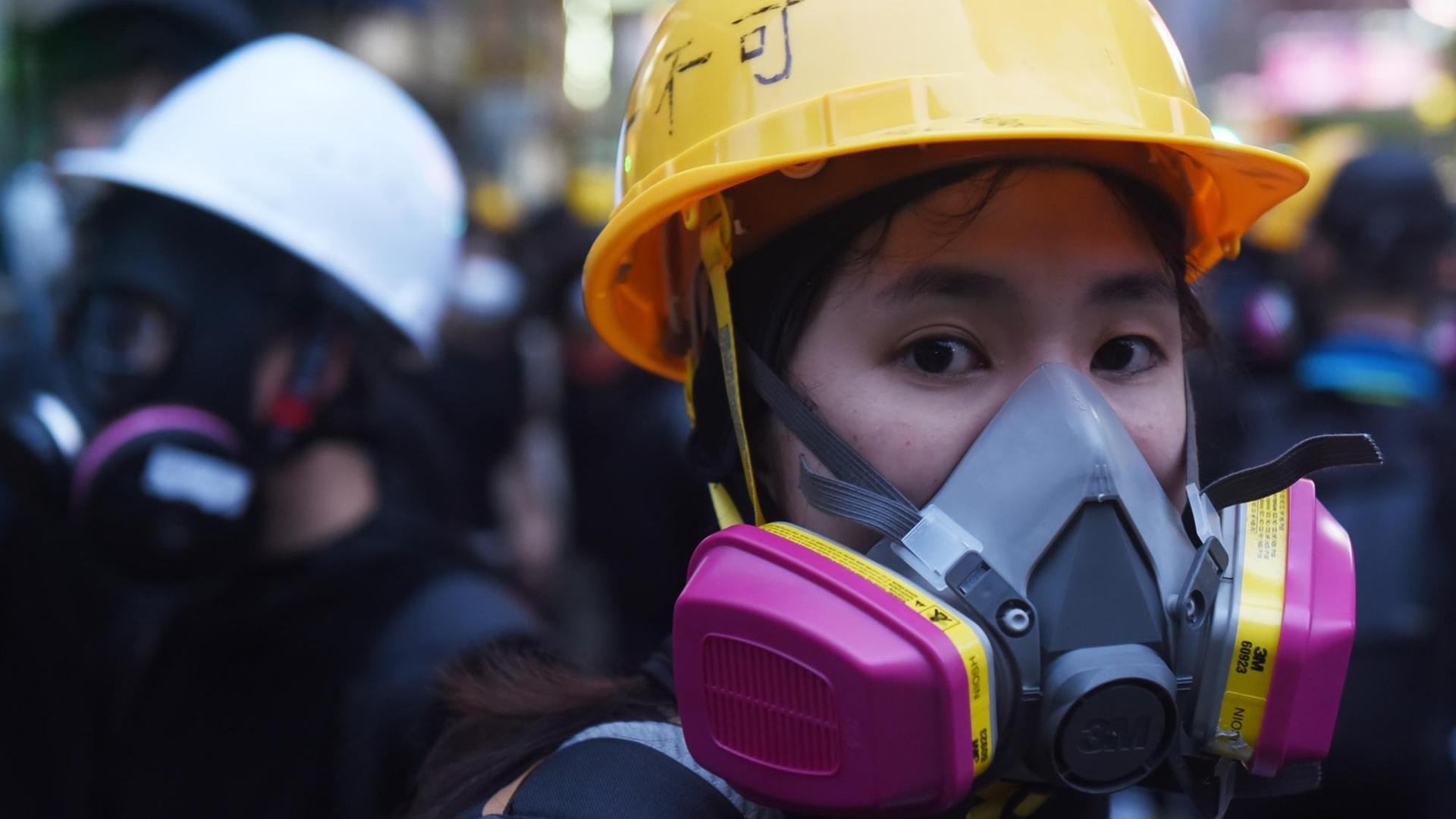 Eine Teilnehmerin der Anti-Regierungsdemonstrationen mit Gasmaske Eine Teilnehmerin der Anti-Regierungsdemonstrationen mit Gasmaske