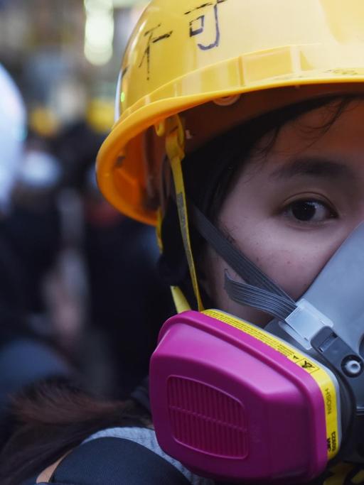 Eine Teilnehmerin der Anti-Regierungsdemonstrationen mit Gasmaske