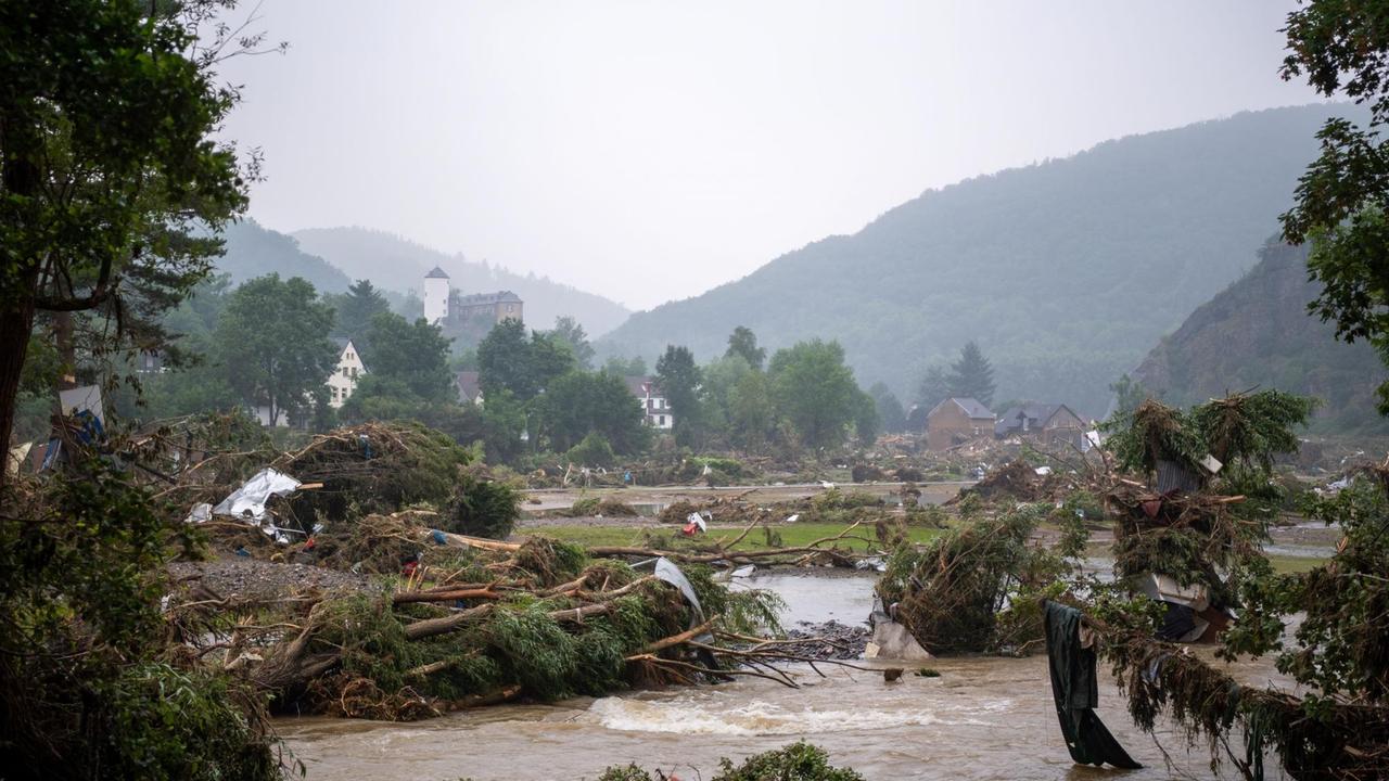 Campinganhänger, Trümmerteile und Müll stauen sich in der Ahr vor der Burg Kreuzberg. Campinganhänger, Trümmerteile und Müll stauen sich in der Ahr vor der Burg Kreuzberg.
