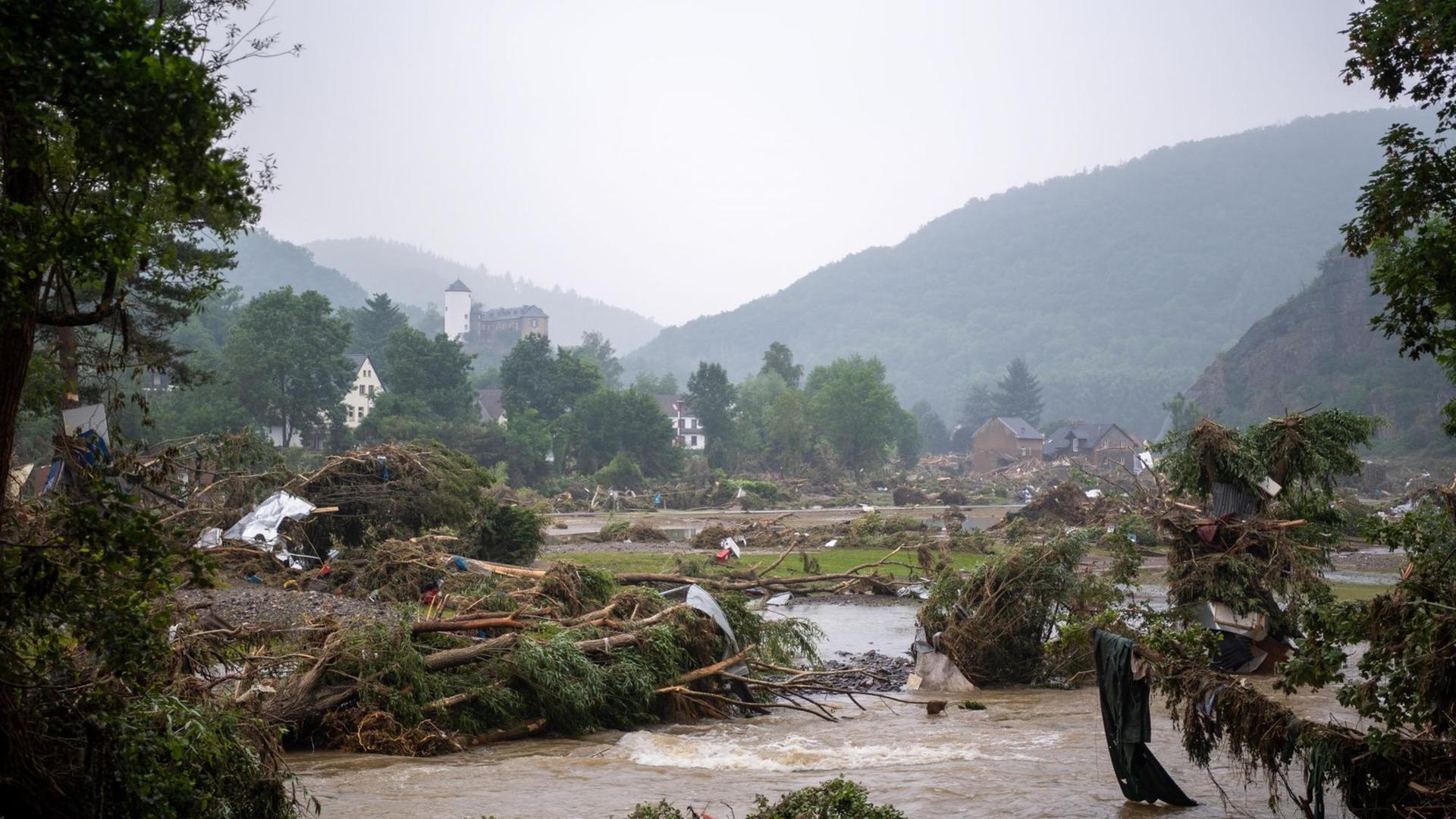 Campinganhänger, Trümmerteile und Müll stauen sich in der Ahr vor der Burg Kreuzberg. Campinganhänger, Trümmerteile und Müll stauen sich in der Ahr vor der Burg Kreuzberg.