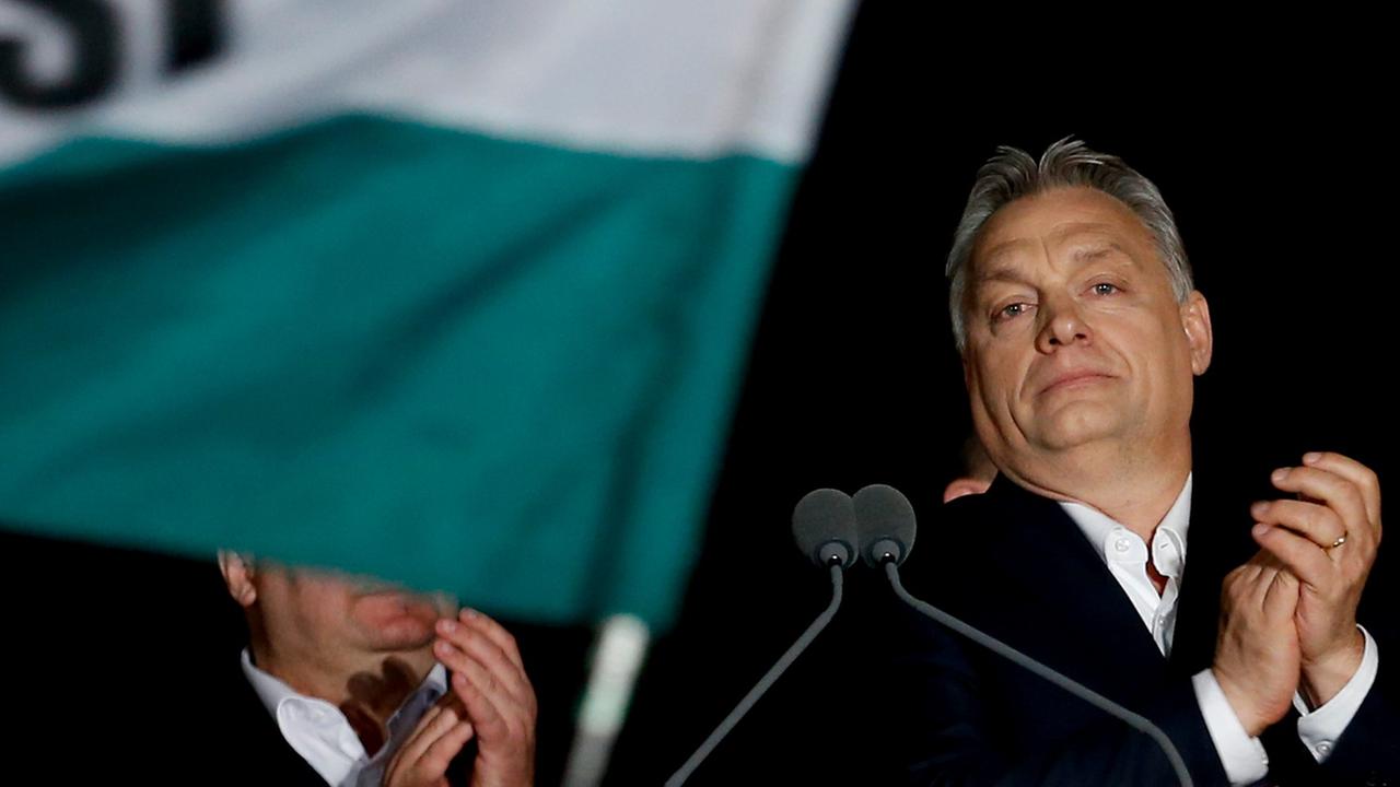 Ungarns Ministerpräsident Viktor Orban von der Fidesz-Partei beklatscht mit seinen Unterstützern die gewonnene Parlamentswahl im Jahr 2018. Ungarns Ministerpräsident Viktor Orban von der Fidesz-Partei beklatscht mit seinen Unterstützern die gewonnene Parlamentswahl im Jahr 2018.