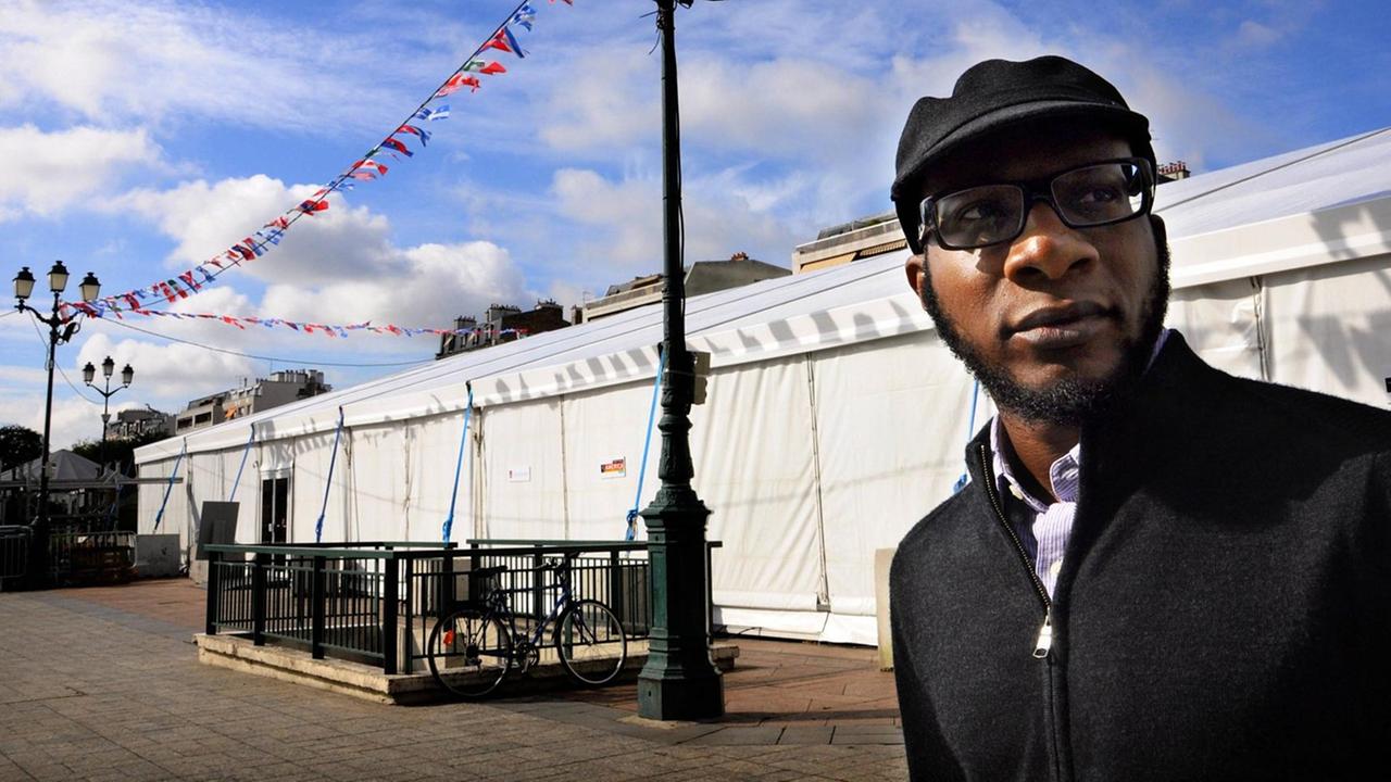 Der Schriftsteller, Essayist und Fotograf Teju Cole vor einer urbanen Kulisse Der Schriftsteller, Essayist und Fotograf Teju Cole vor einer urbanen Kulisse