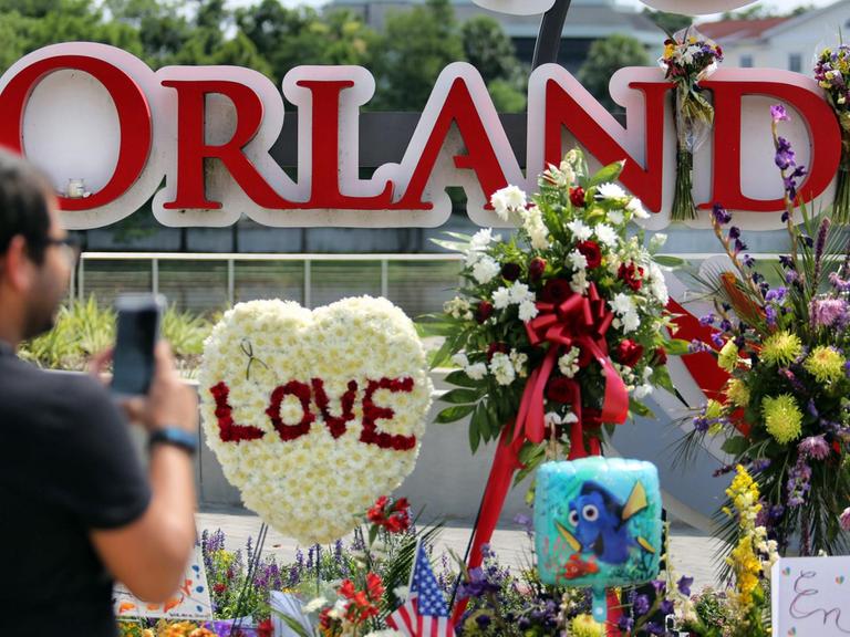 Eine improvisierte Gedenkstätte in Orlando im US-Bundesstaat Florida erinnert an die 49 Opfer des Attentats auf einen Nachtclub.