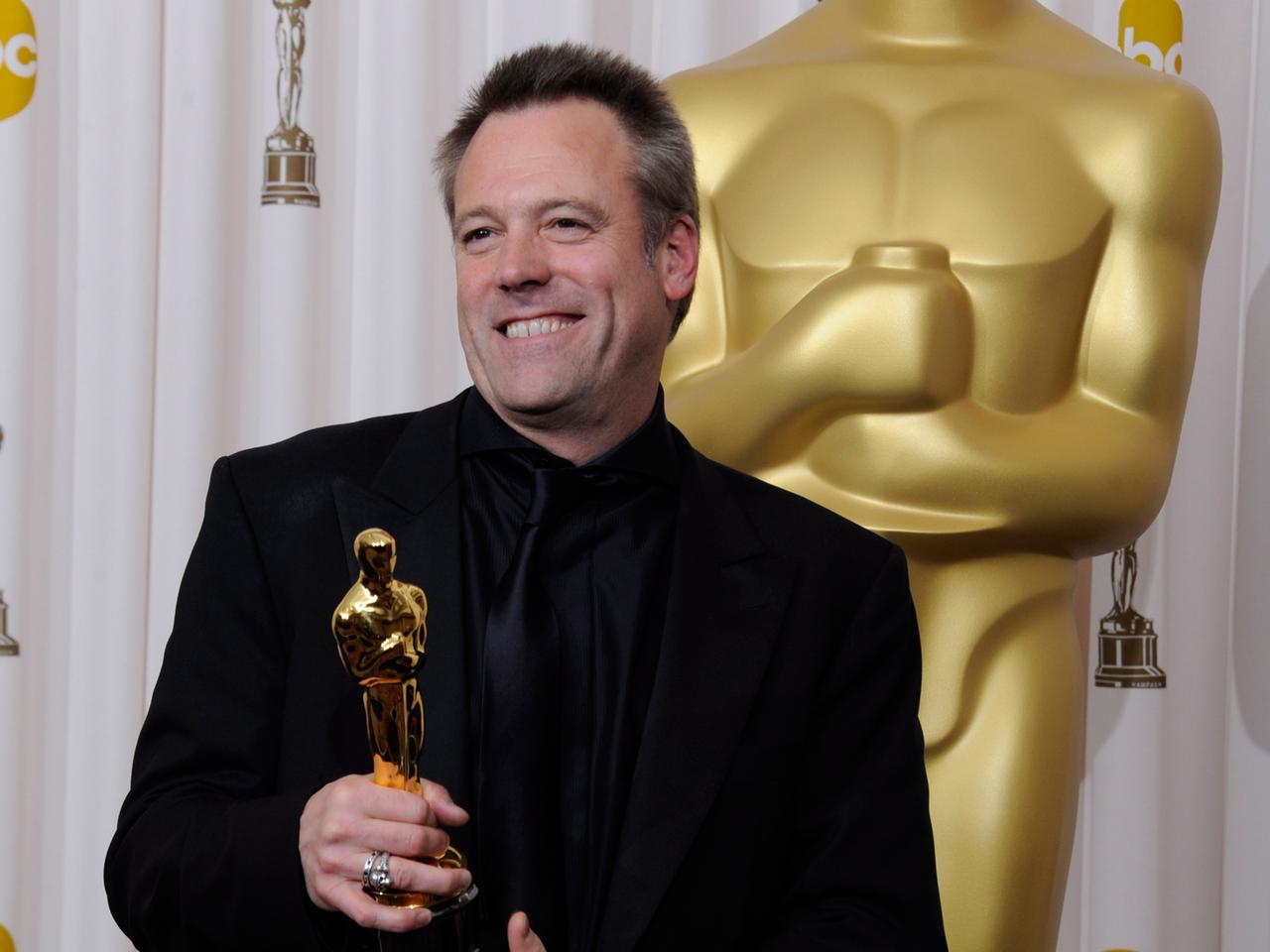 Wally Pfister lächelt in die Kameras, seinem Oscar für die beste Kamera im Film "Inception" bei den 83. Academy Awards 2011 in der Hand.