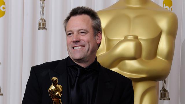 Wally Pfister lächelt in die Kameras, seinen Oscar für die beste Kamera im Film "Inception" bei den 83. Academy Awards 2011 in der Hand.
