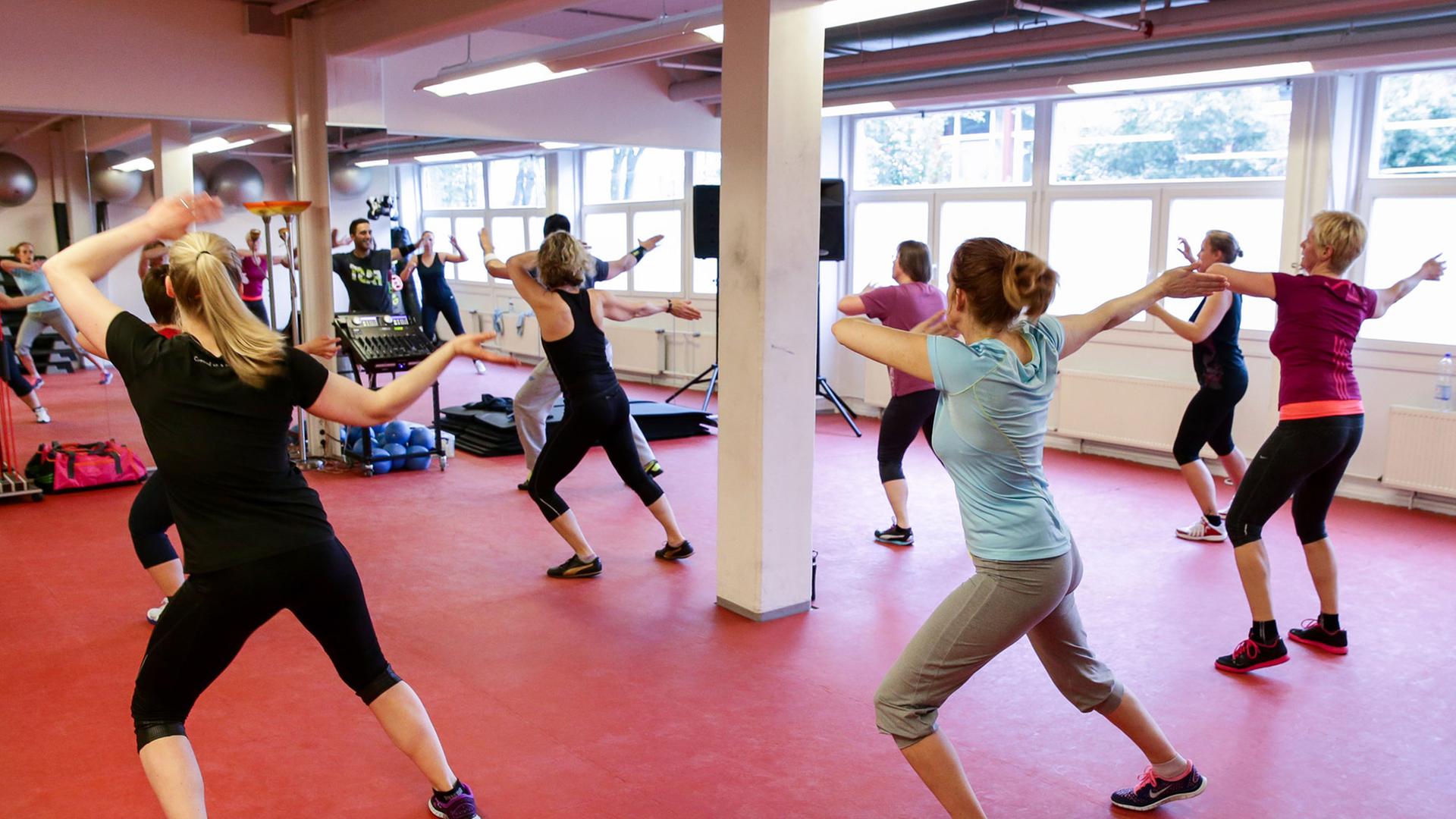 Mitarbeiter der Otto Group in Hamburg nehmen in ihrer Mittagspause am 24.04.2014 an einem Zumba-Kurs teil. Mitarbeiter der Otto Group in Hamburg nehmen in ihrer Mittagspause am 24.04.2014 an einem Zumba-Kurs teil.