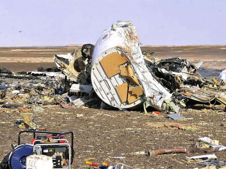 Trümmerteile des russischen Flugzeugs, das auf der Sinai-Halbinsel abgestürzt ist