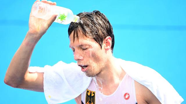 Die Sportler - wie hier der Triathlet Justus Nieschlag - mussten die Hitze in Tokio auch während der Wettkämpfe ertragen.